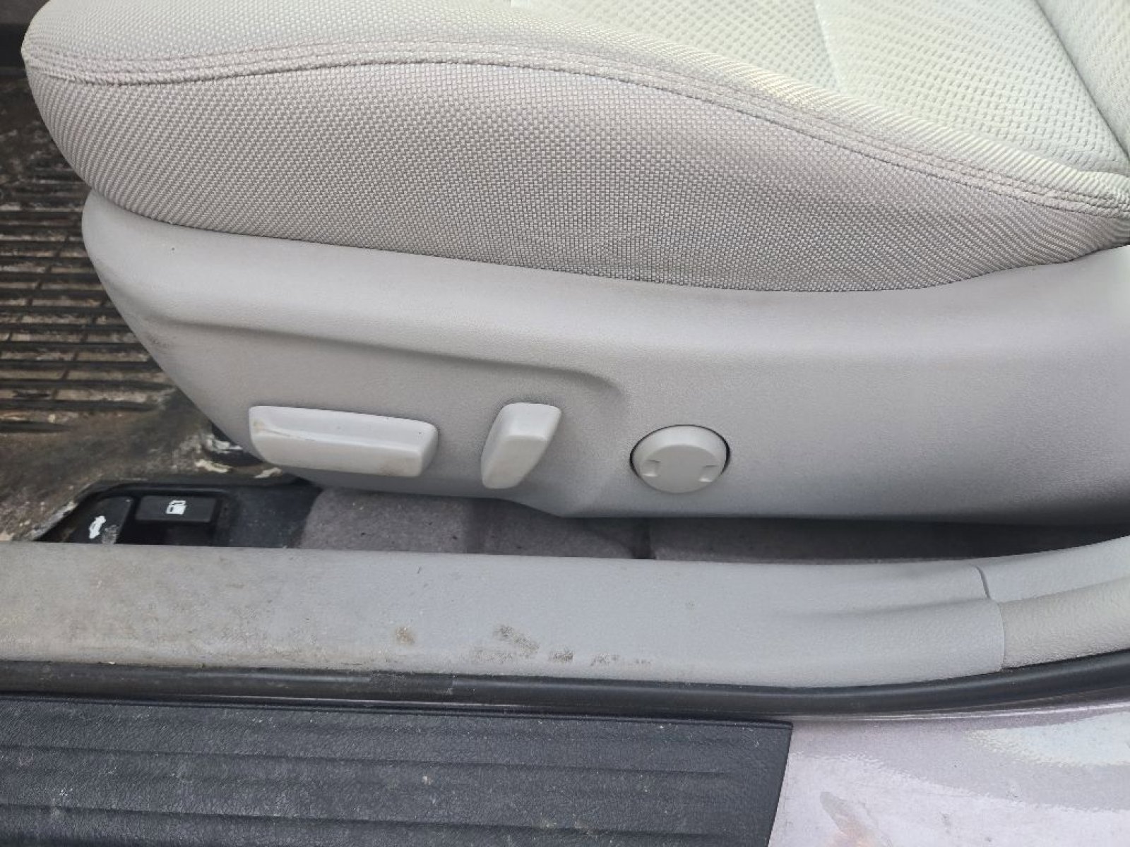 Used 2017 Toyota Camry LE FWD image 4