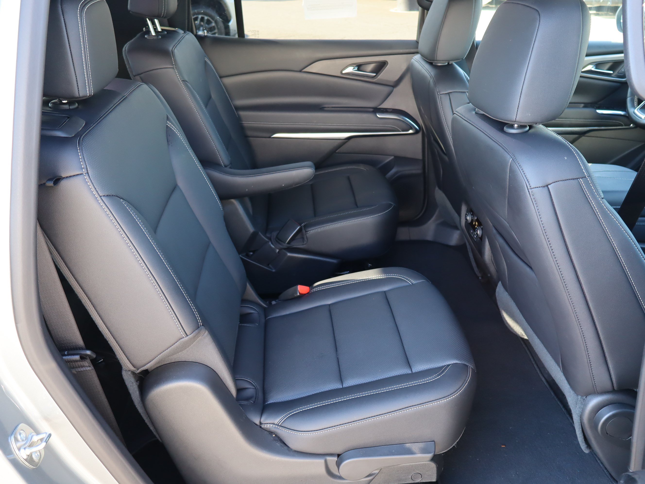 Used 2025 Chevrolet Traverse LT FWD image 35