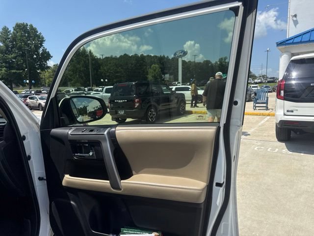 Used 2017 Toyota 4Runner SR5 Premium RWD image 42