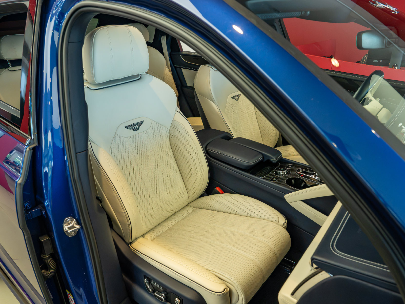 Used 2022 Bentley Bentayga AWD/4WD image 24