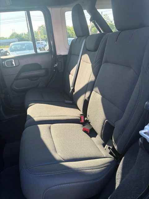 Used 2018 Jeep Wrangler Unlimited Sahara AWD/4WD image 9