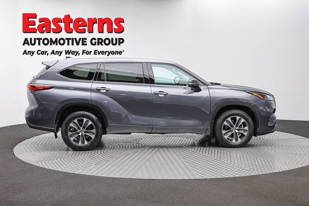 Used 2022 Toyota Highlander XLE AWD/4WD image 4