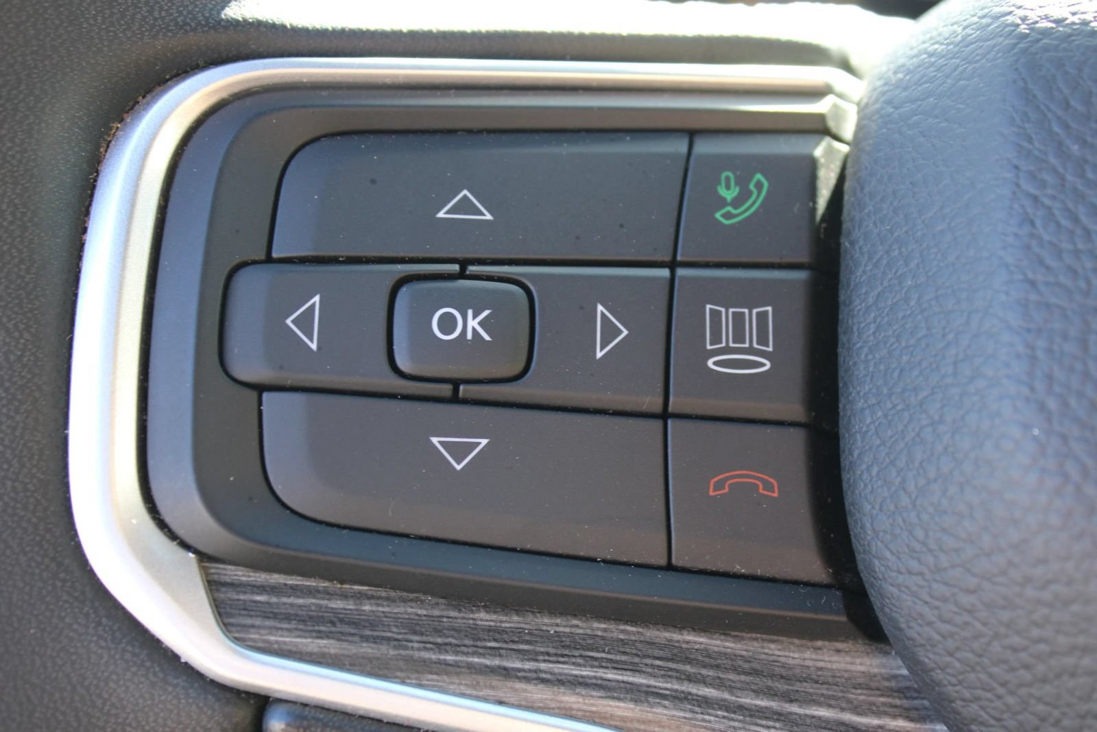 Used 2024 Jeep Wagoneer L Series II RWD image 18