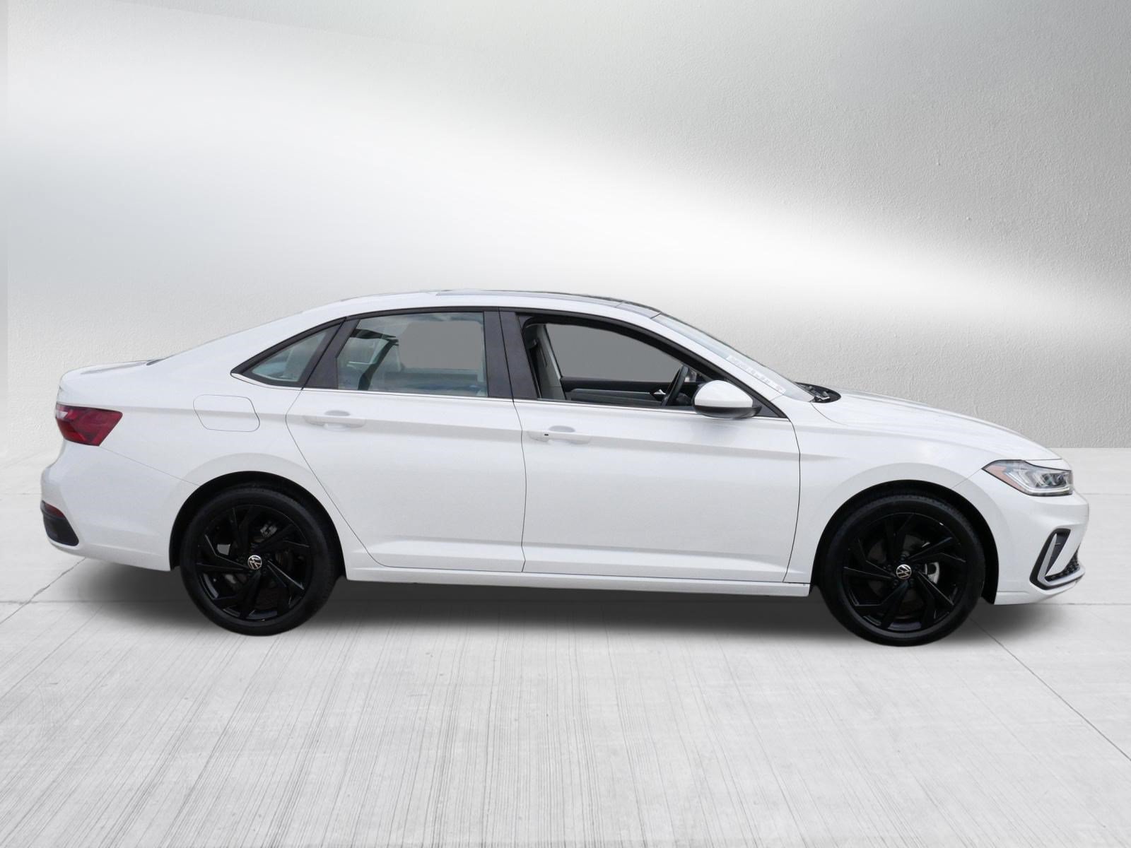 Used 2025 Volkswagen Jetta SE w/ Sunroof Package FWD image 8