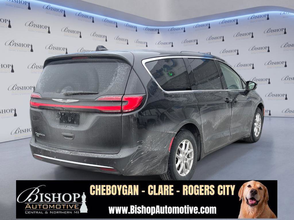 Used 2023 Chrysler Pacifica Touring-L image 6
