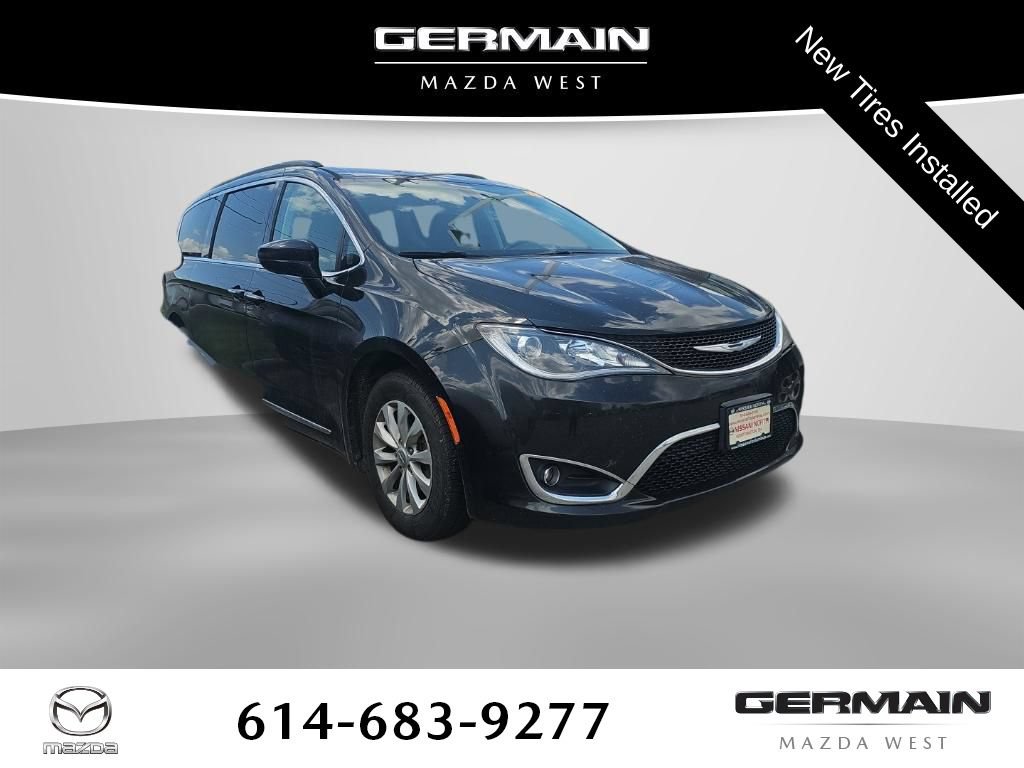 Used 2017 Chrysler Pacifica Touring-L FWD image 1