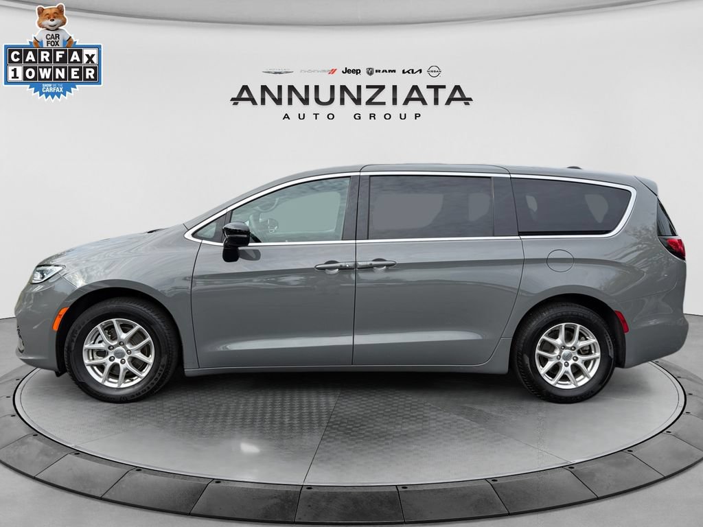 Certified 2025 Chrysler Pacifica Select FWD image 2