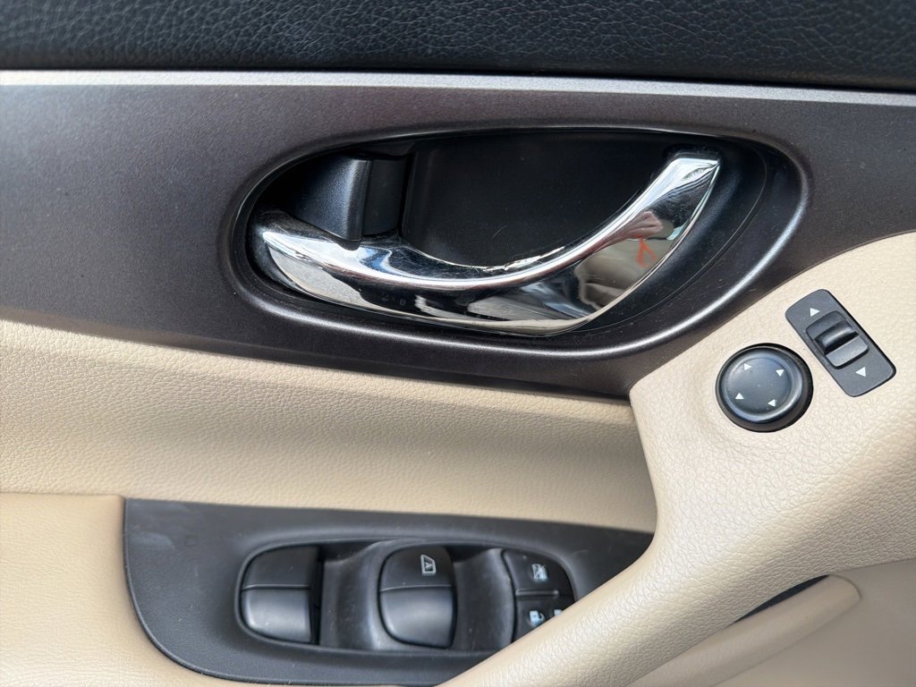 Used 2016 Nissan Rogue SV image 14