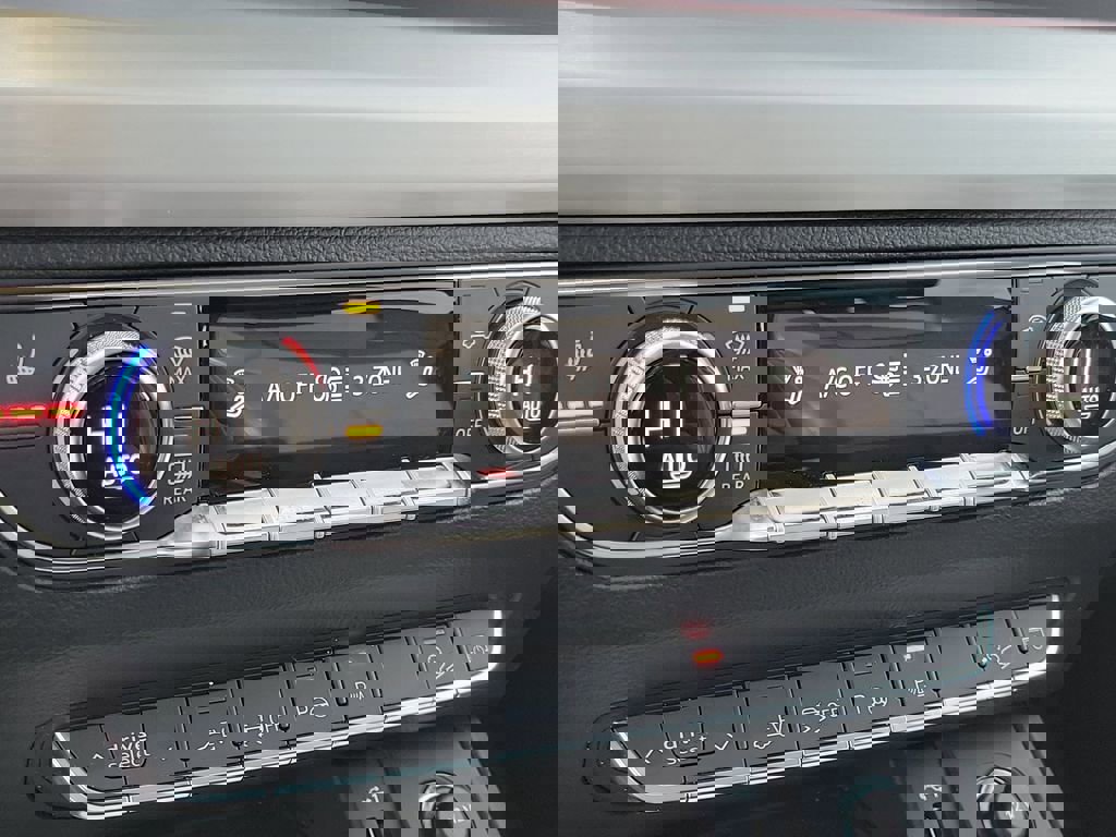 Used 2024 Audi Q5 e Prestige w/ Prestige Package image 32