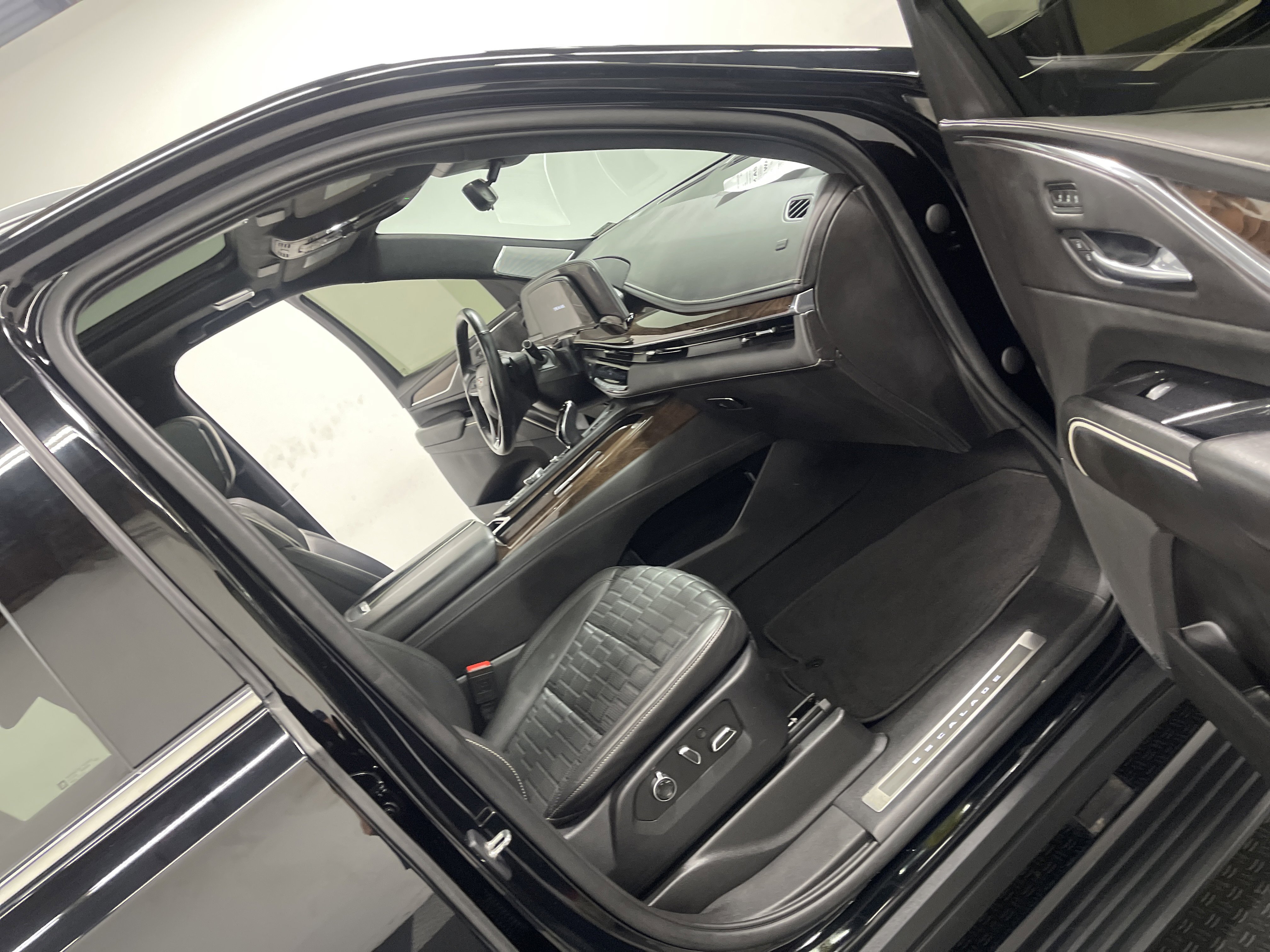 Used 2021 Cadillac Escalade Premium Luxury Platinum image 28