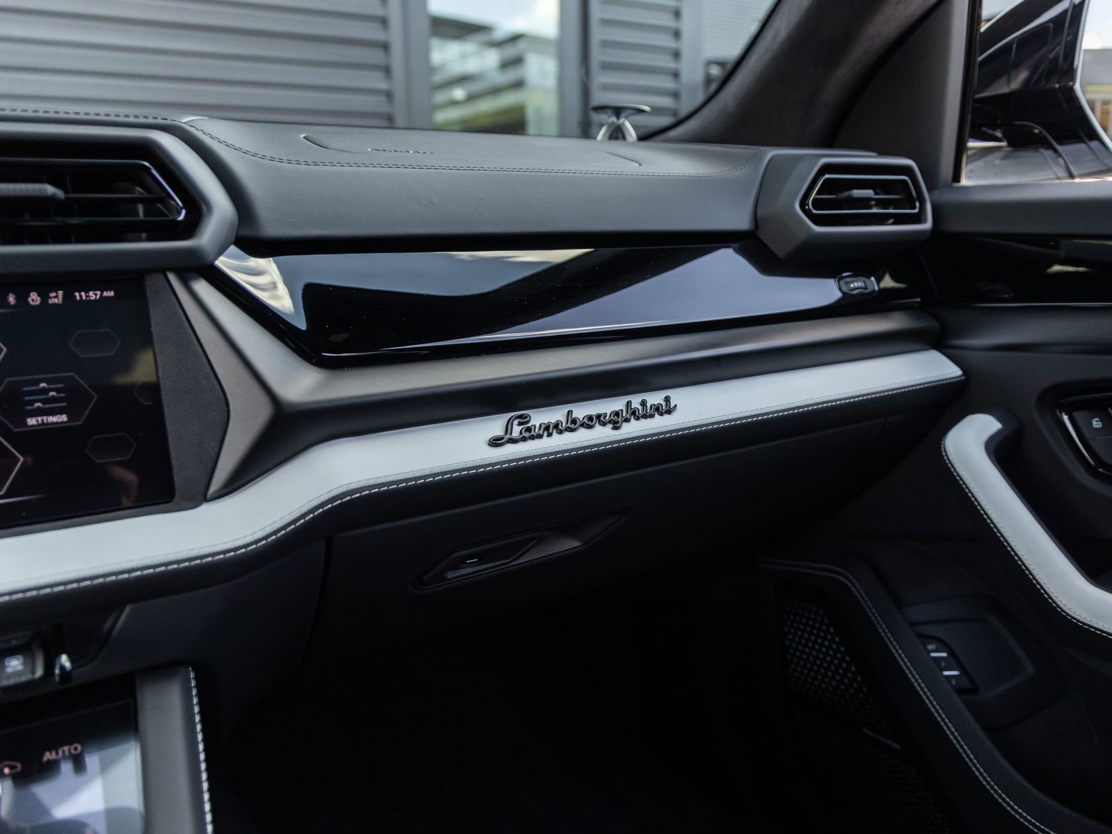 Used 2025 Lamborghini Urus SE AWD/4WD image 33