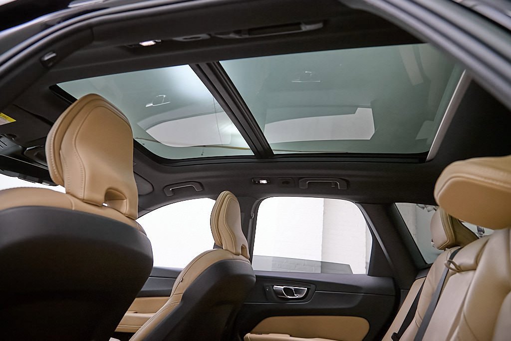 Certified 2023 Volvo XC60 B5 Ultimate w/ Protection Package Premier image 21