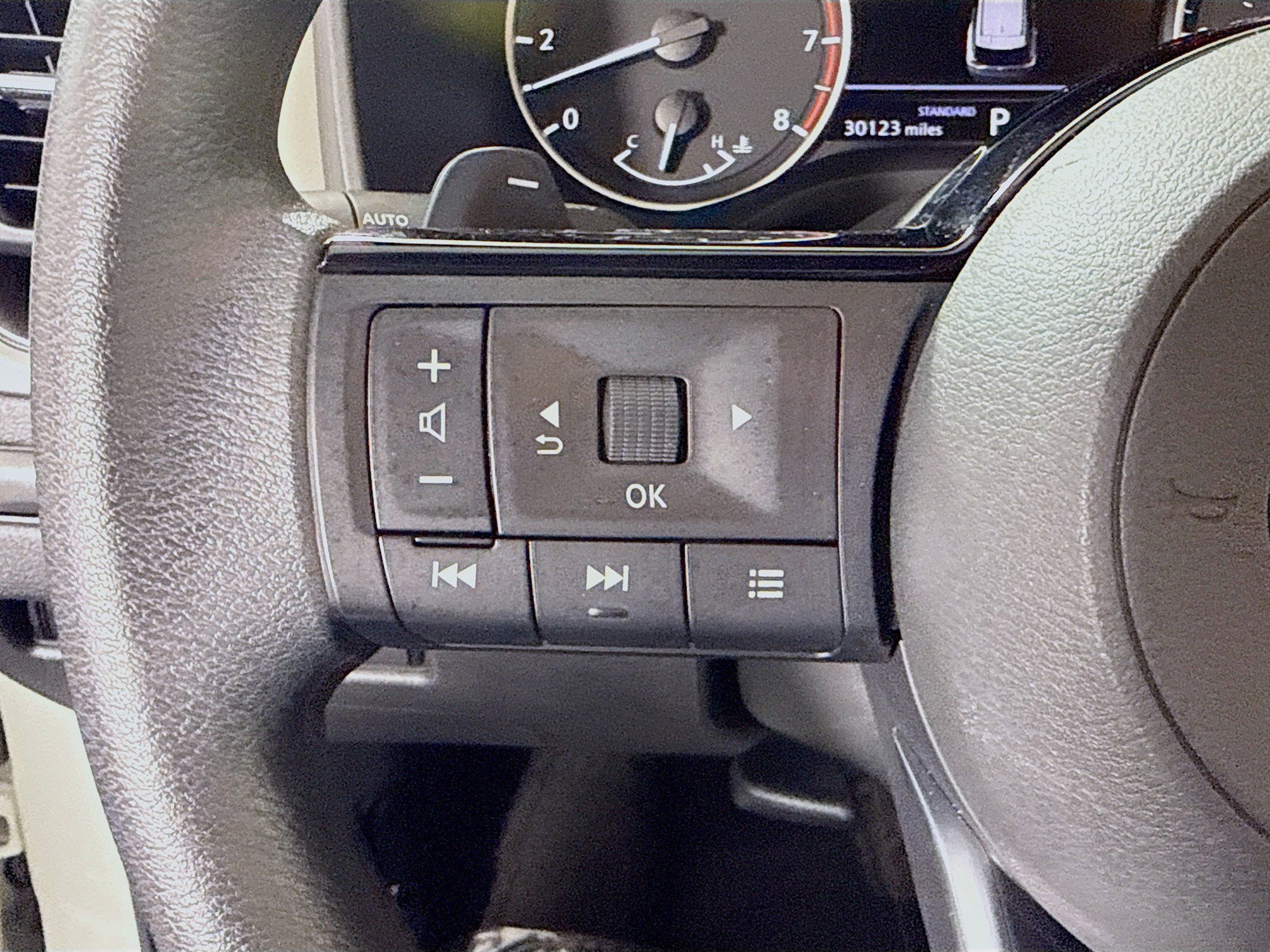 Used 2023 Nissan Rogue SV FWD image 14