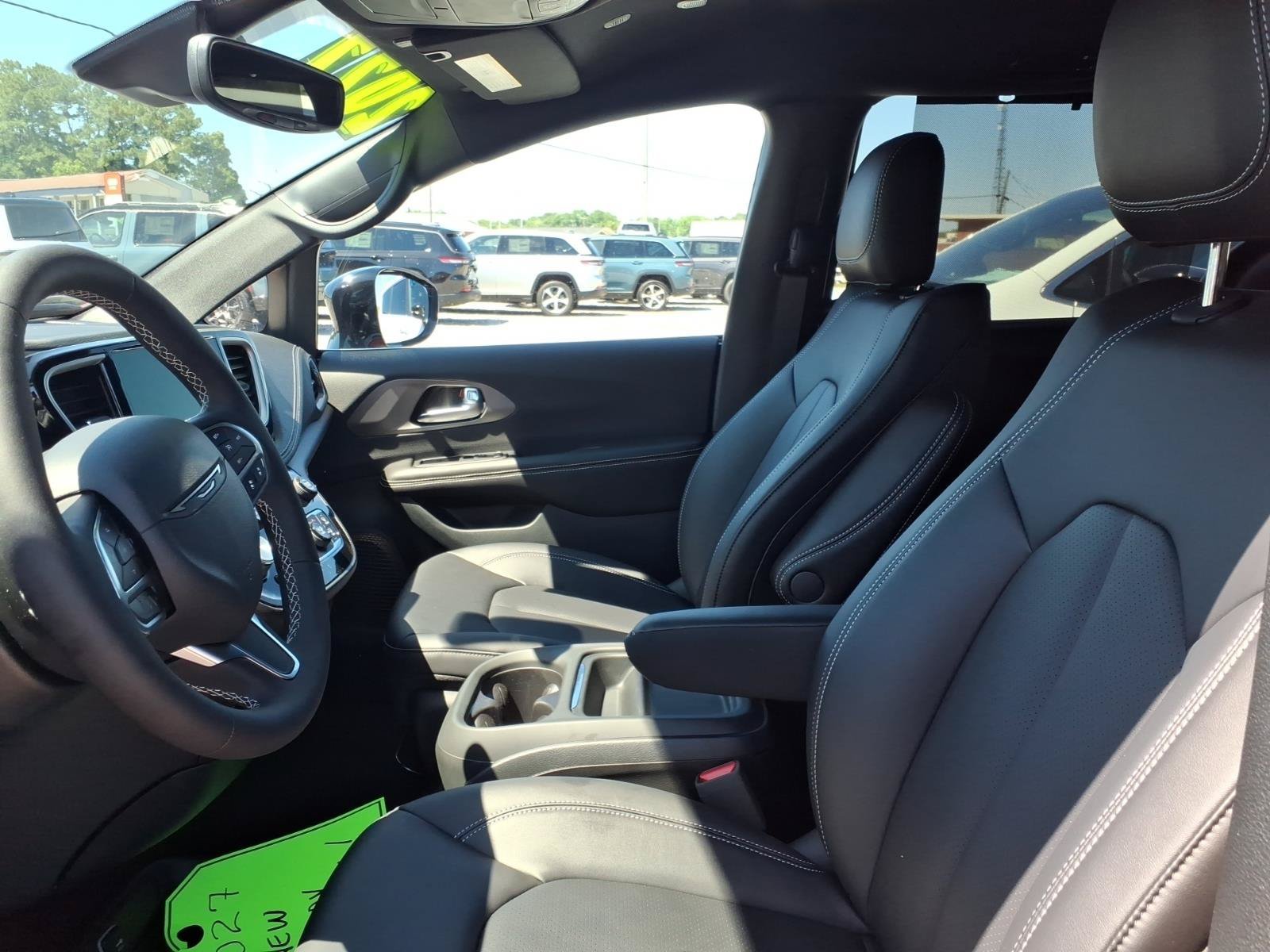New 2027 Chrysler Pacifica Select FWD image 5