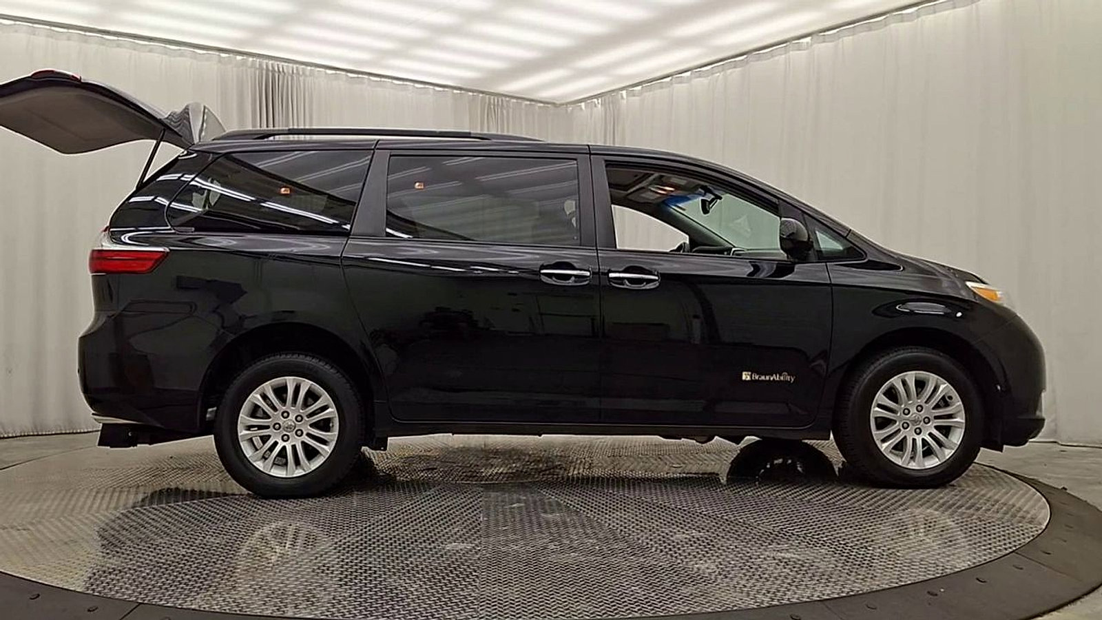 Used 2015 Toyota Sienna XLE w/ XLE Navigation Package FWD image 9
