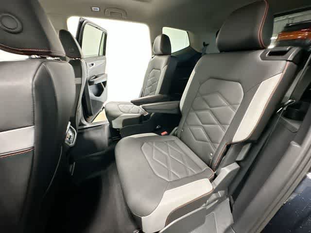 Used 2025 Volkswagen Atlas Peak Edition SE AWD/4WD image 19