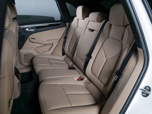 Certified 2025 Porsche Macan image 13