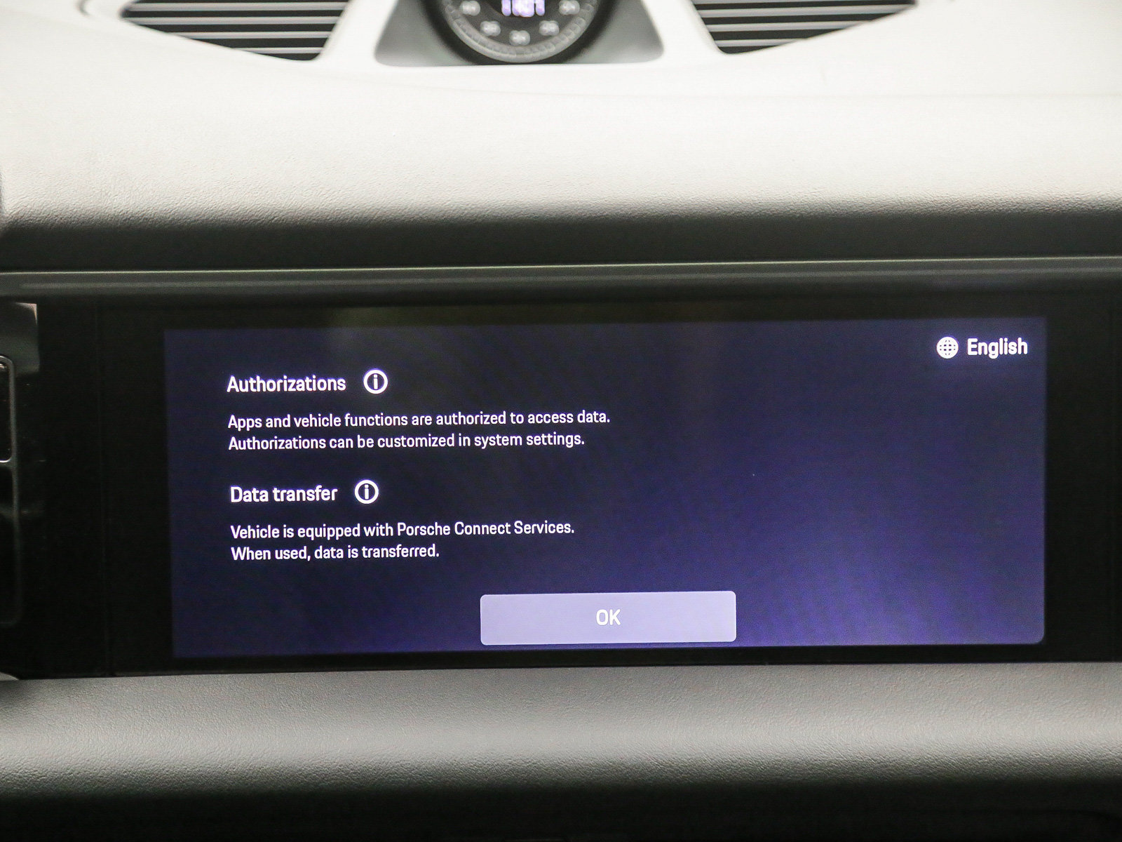 Certified 2025 Porsche Macan 4S Electric AWD/4WD image 18