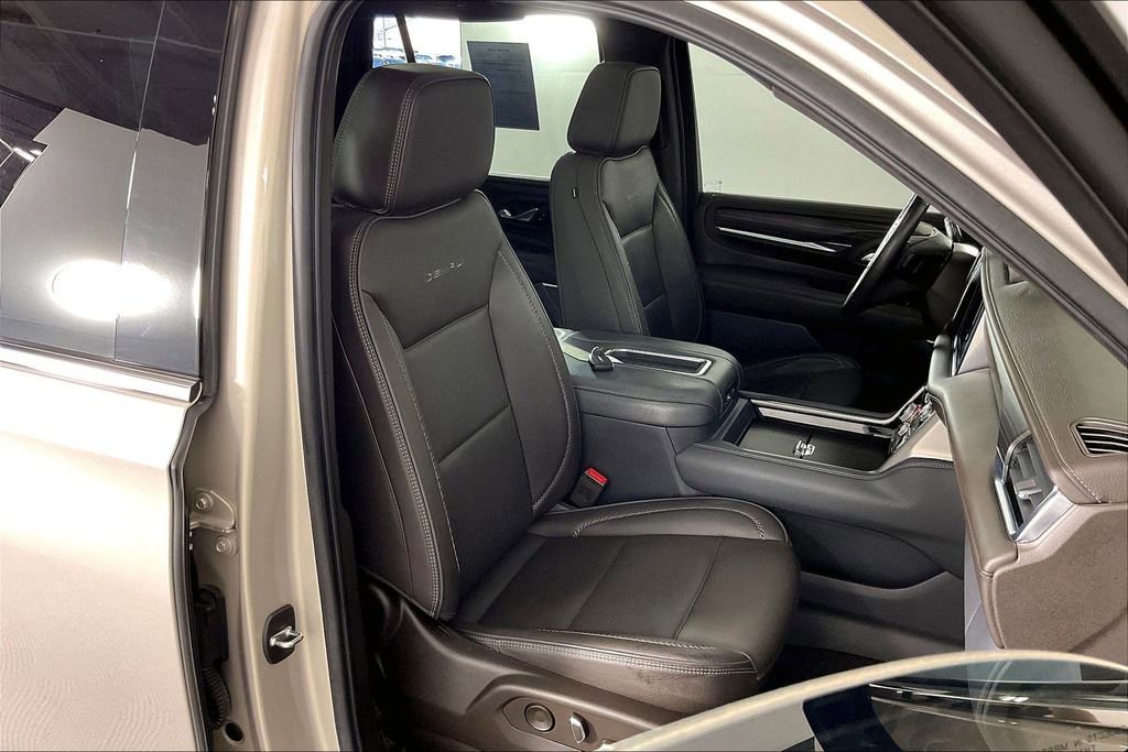 Used 2022 GMC Yukon Denali w/ Denali Premium Package image 10