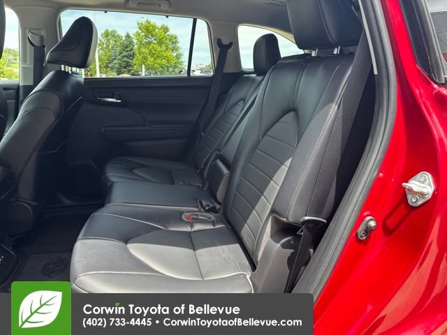 Used 2022 Toyota Highlander XLE AWD/4WD image 25
