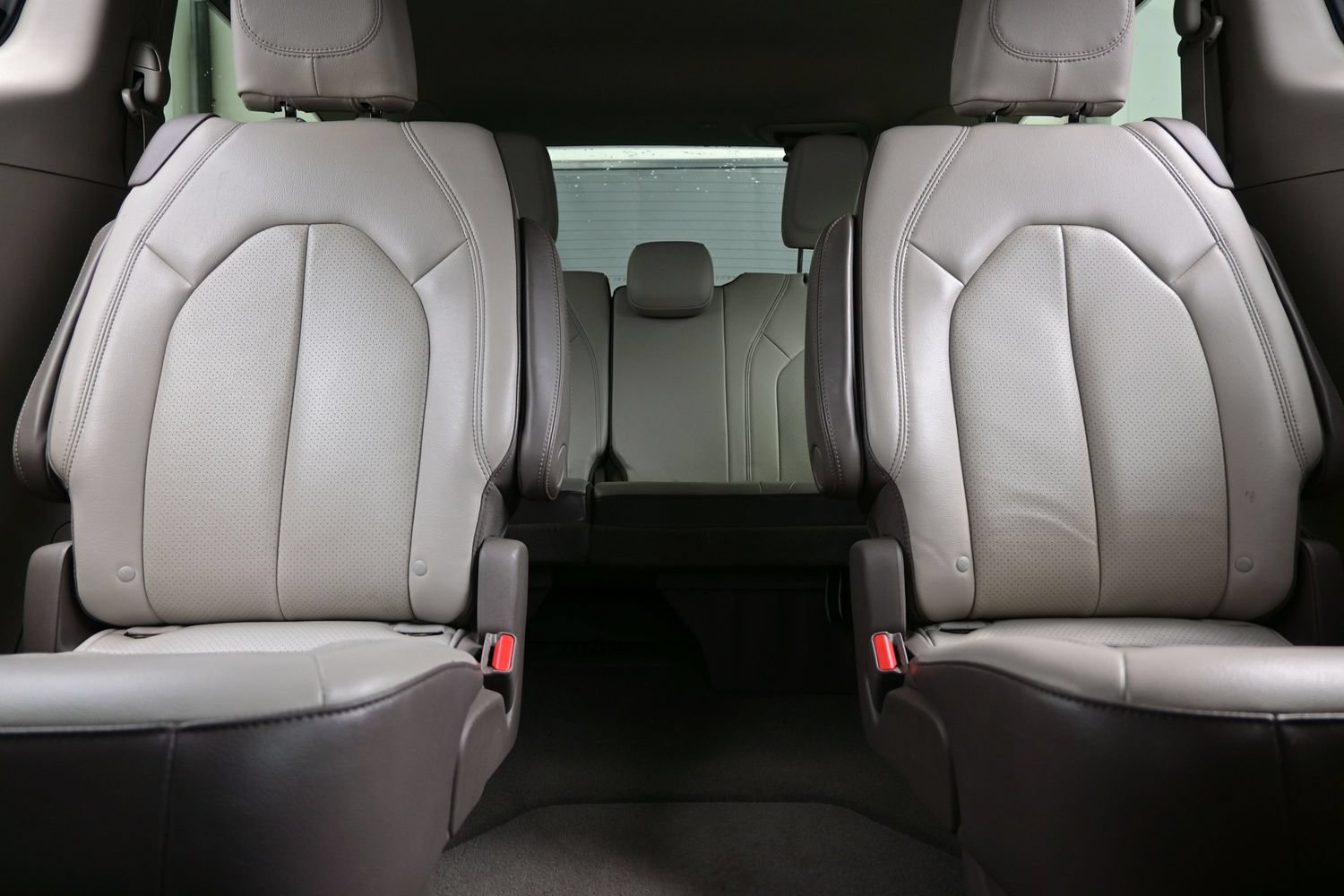 Used 2018 Chrysler Pacifica Touring-L Plus w/ Advanced Safetytec Group FWD image 16