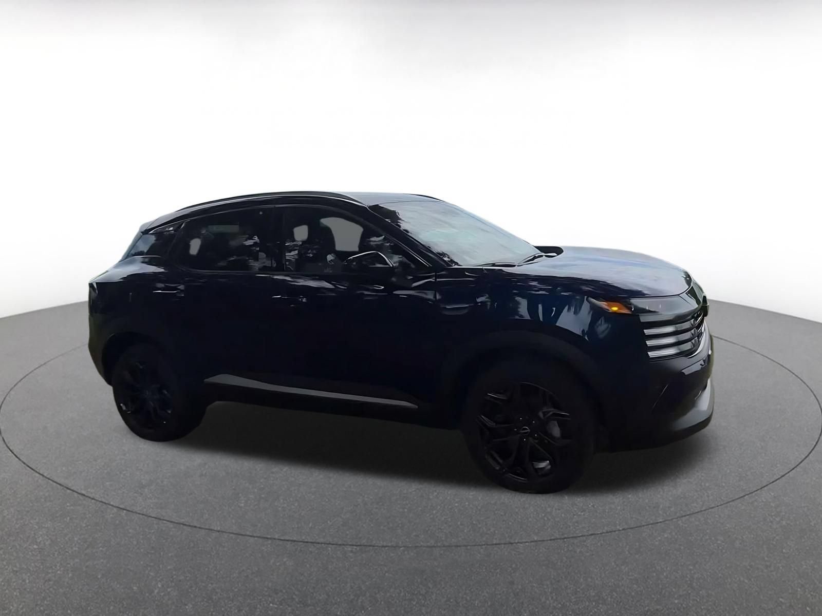 Used 2026 Nissan Kicks SR FWD image 2