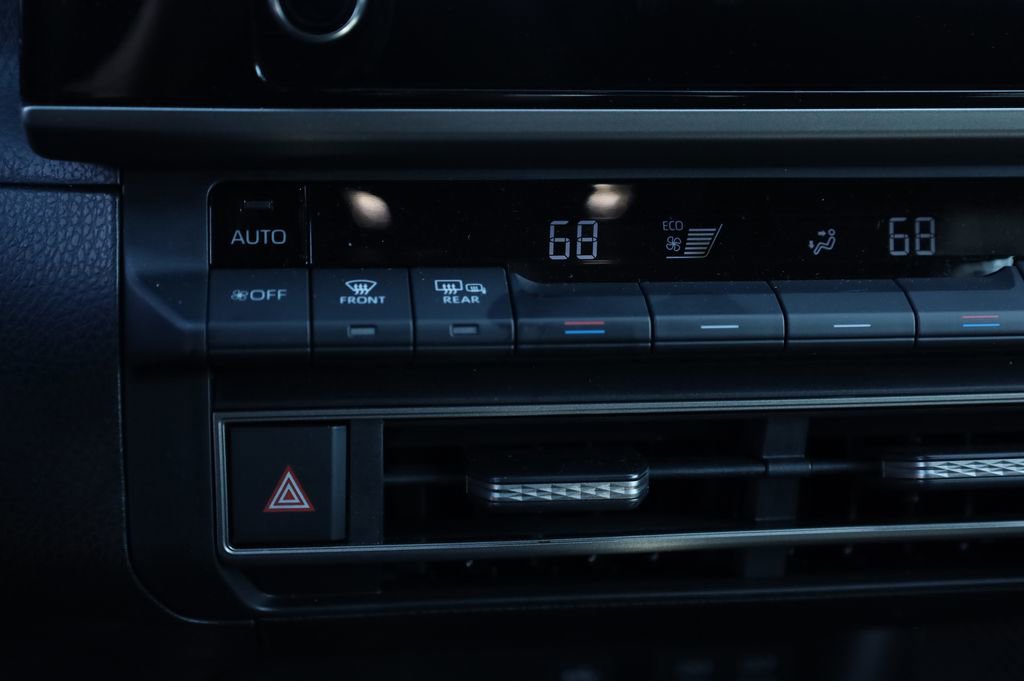 Used 2025 Toyota Camry SE image 9