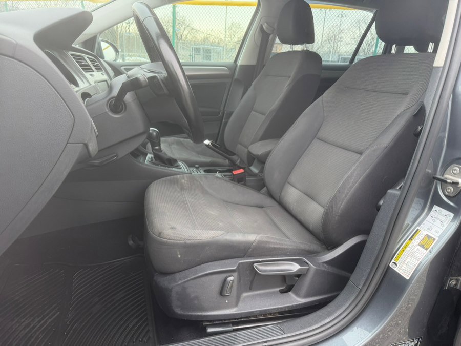 Used 2017 Volkswagen Golf S image 9