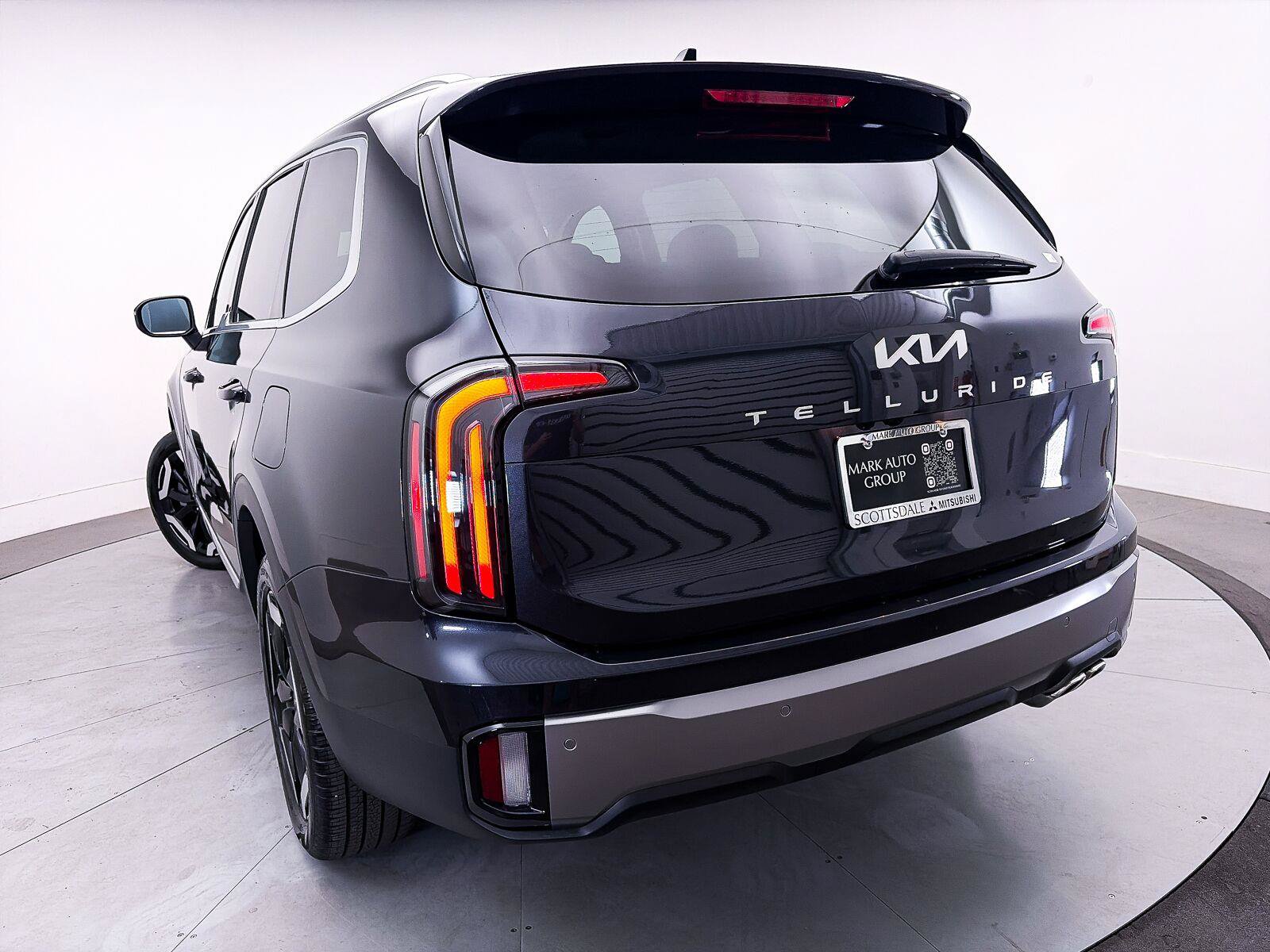Used 2025 Kia Telluride EX w/ EX Captain's Chair Package FWD image 9