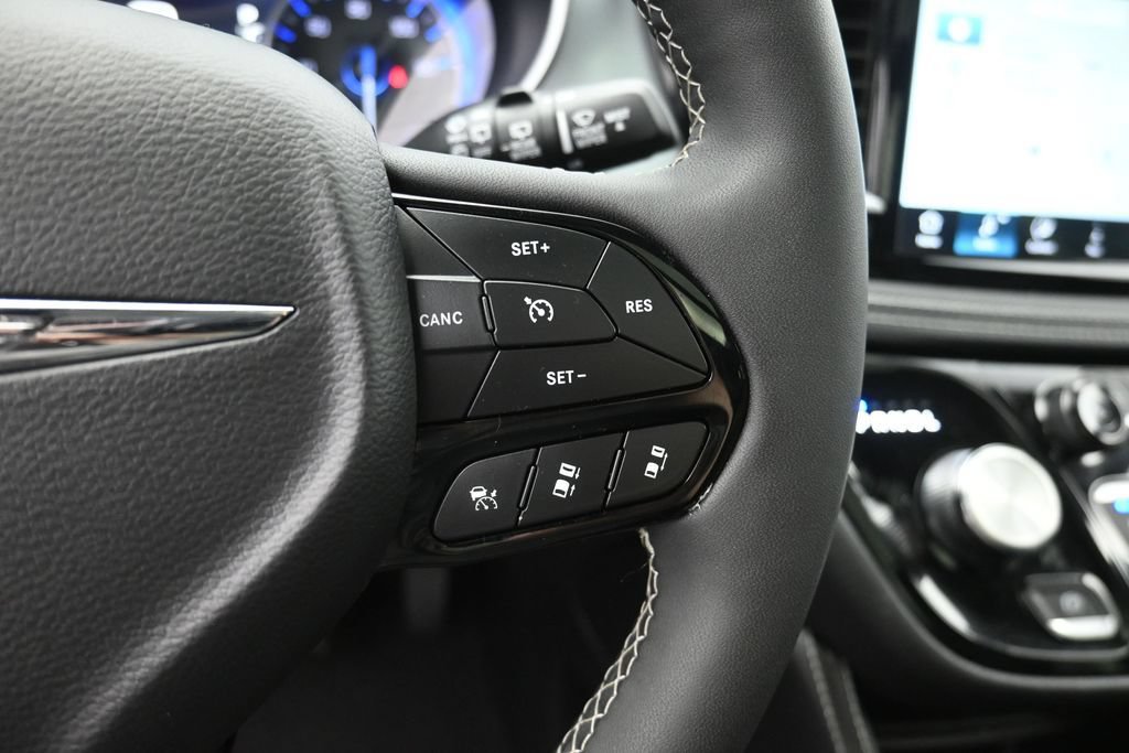 Used 2026 Chrysler Pacifica Limited w/ S Appearance Package FWD image 6