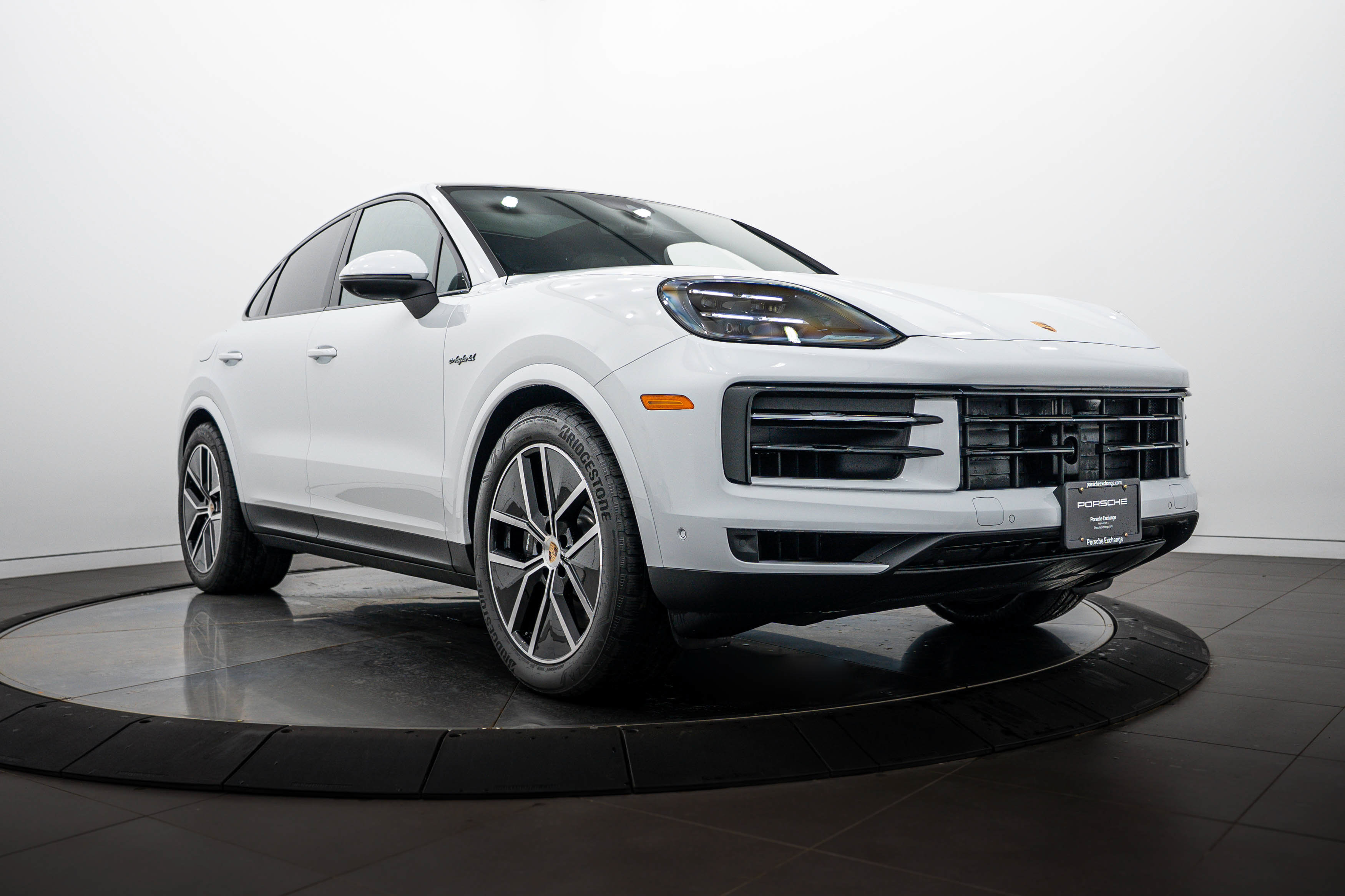 Certified 2025 Porsche Cayenne E-Hybrid Coupe AWD/4WD image 9