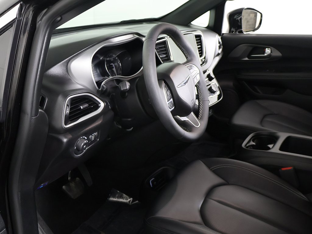 Used 2025 Chrysler Pacifica Select image 21
