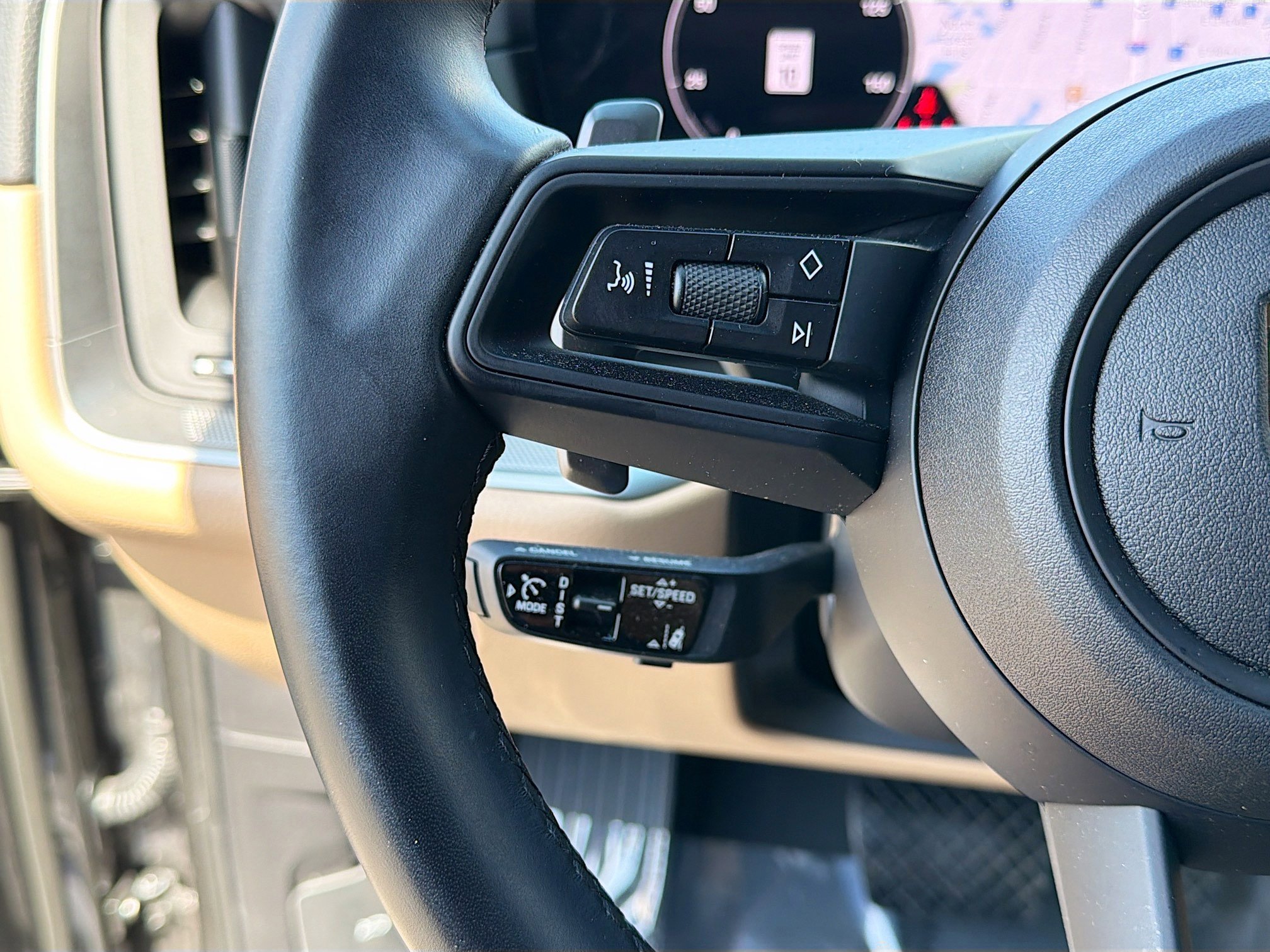 Used 2025 Porsche Cayenne Coupe image 38