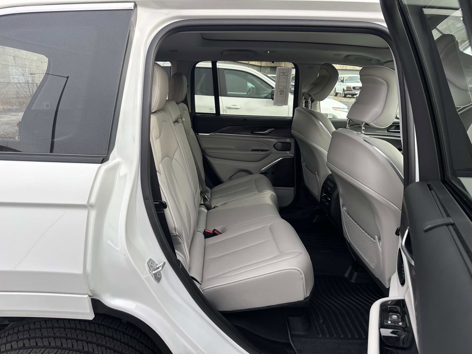 Used 2022 Jeep Grand Cherokee Overland w/ Advanced Protech Group III image 15