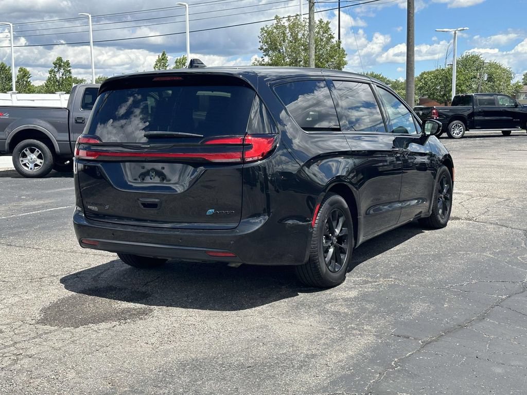 Used 2023 Chrysler Pacifica Limited w/ Uconnect Theater Family Group FWD image 4