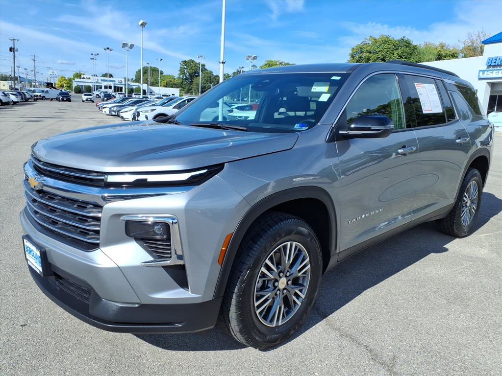 Used 2025 Chevrolet Traverse LT FWD image 8
