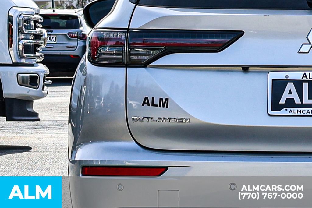 Used 2025 Mitsubishi Outlander SE image 13