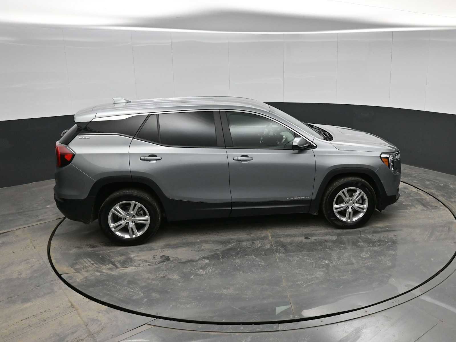 Used 2024 GMC Terrain SLE image 29