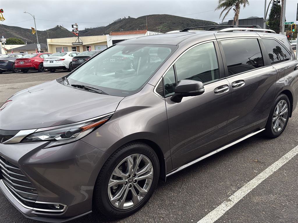 Used 2022 Toyota Sienna Platinum image 1