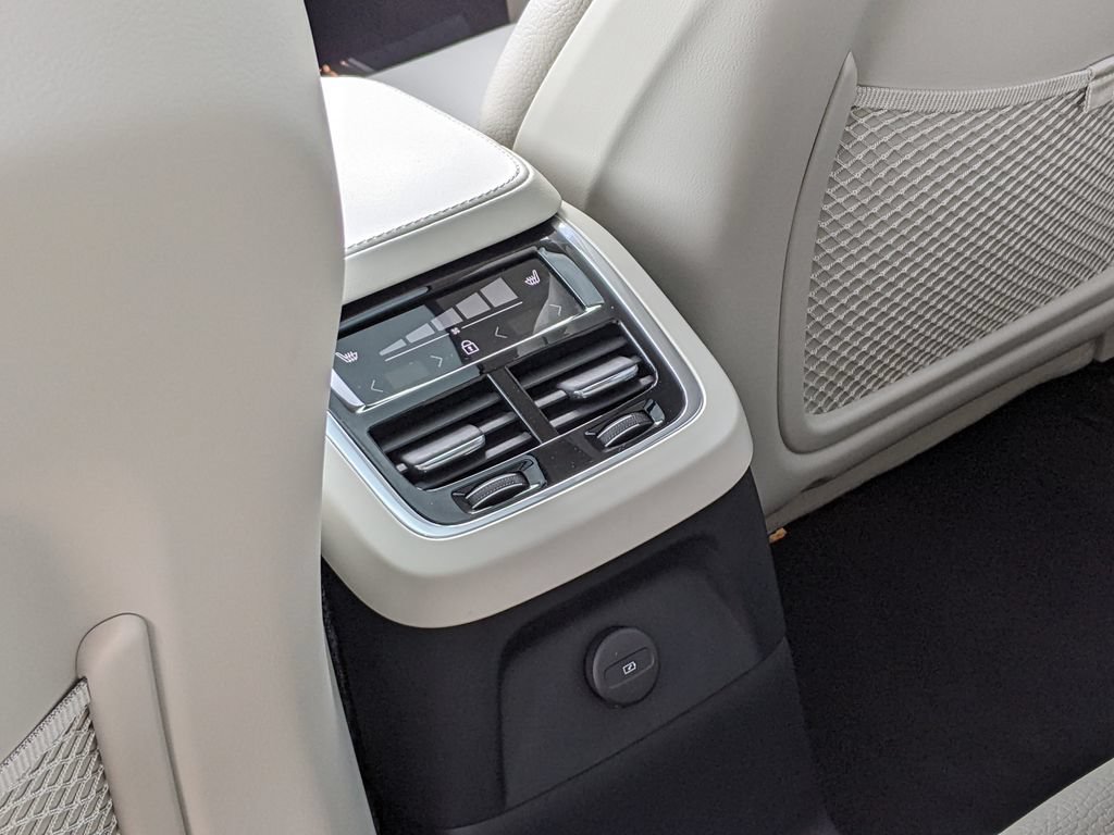Certified 2025 Volvo XC90 T8 Plus w/ Protection Package Premier AWD/4WD image 24