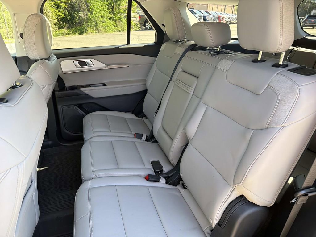 Used 2025 Ford Explorer Active w/ Active Comfort Package image 14