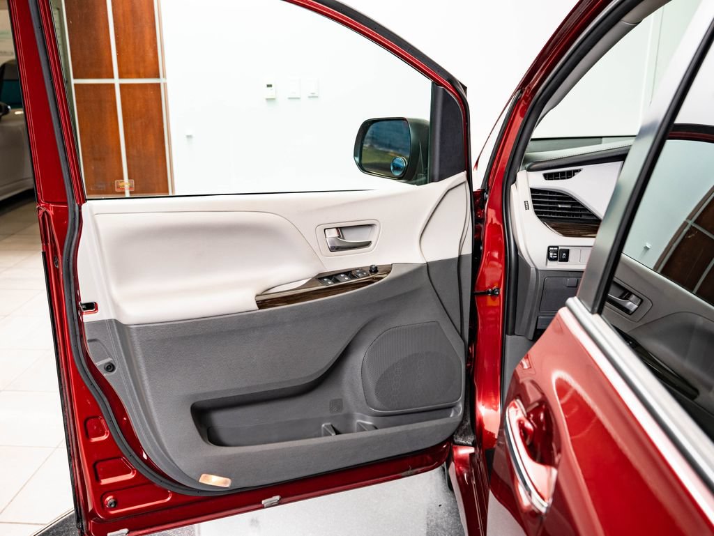 Used 2020 Toyota Sienna XLE FWD image 27