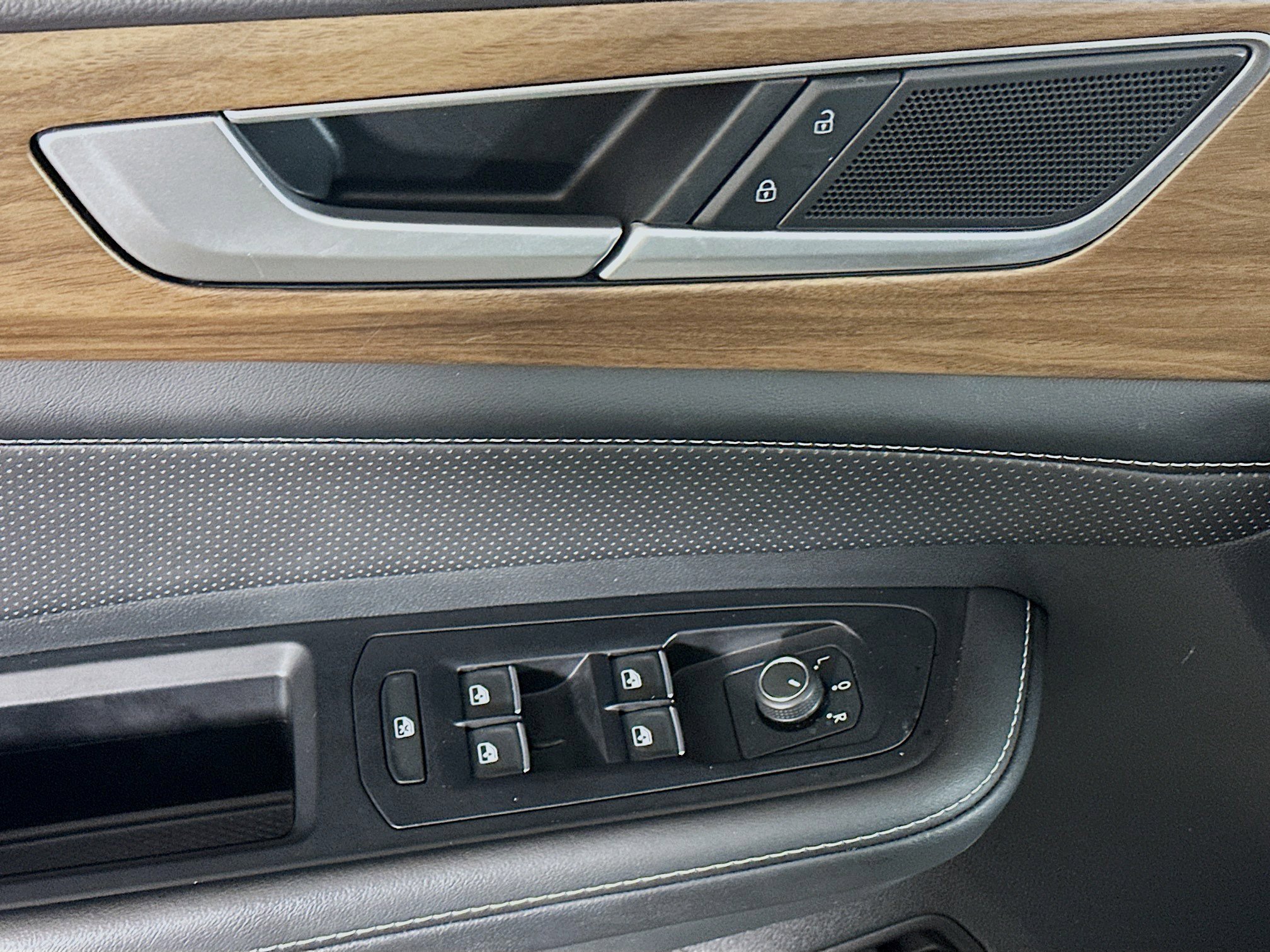 Used 2025 Volkswagen Atlas SE image 15