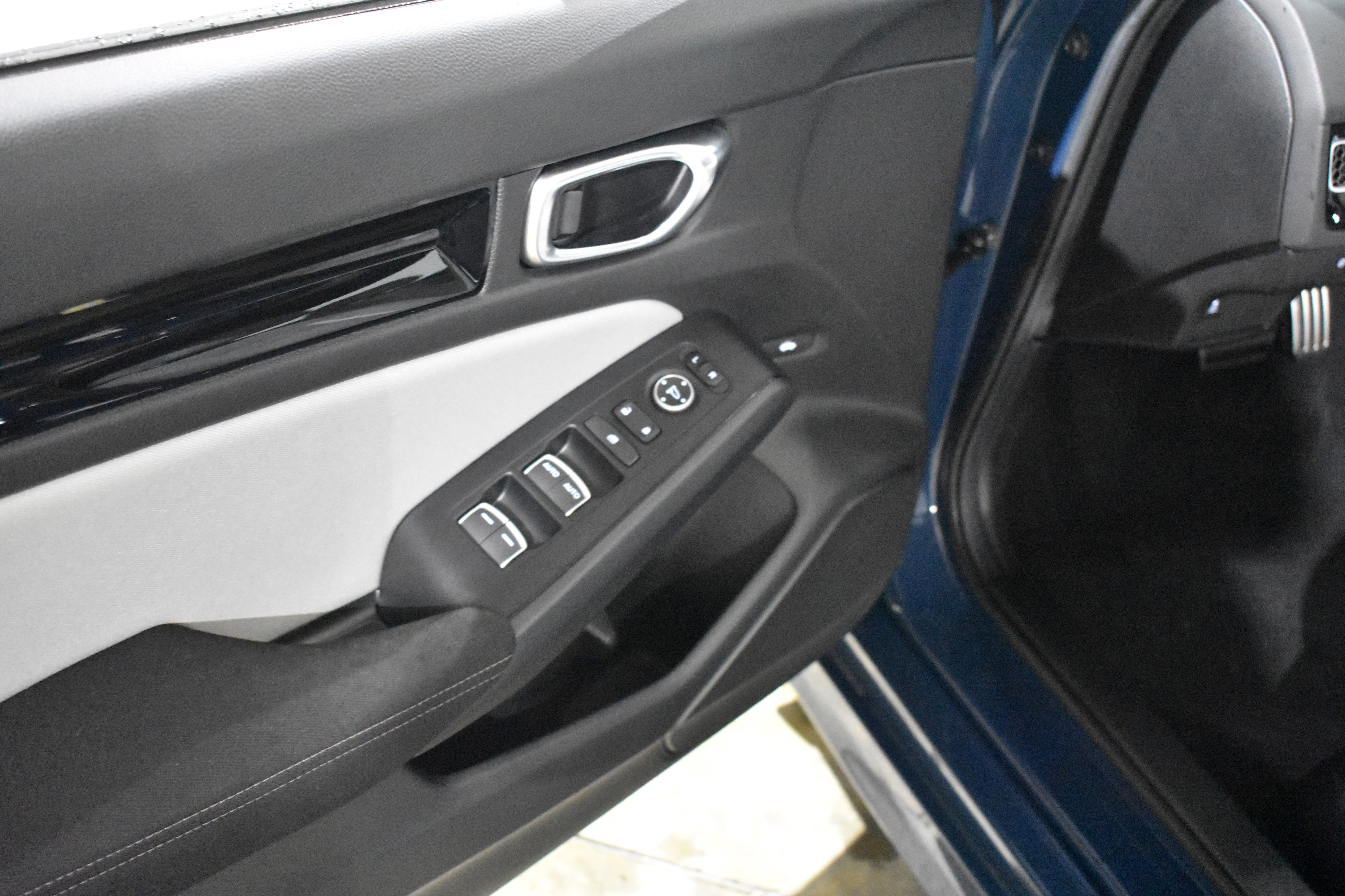 Used 2025 Honda Civic Sport image 25