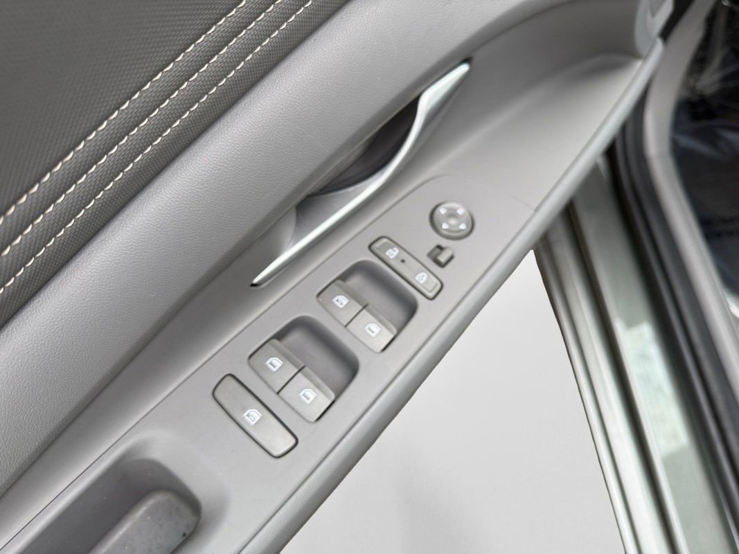 Used 2025 Hyundai Elantra SEL image 9