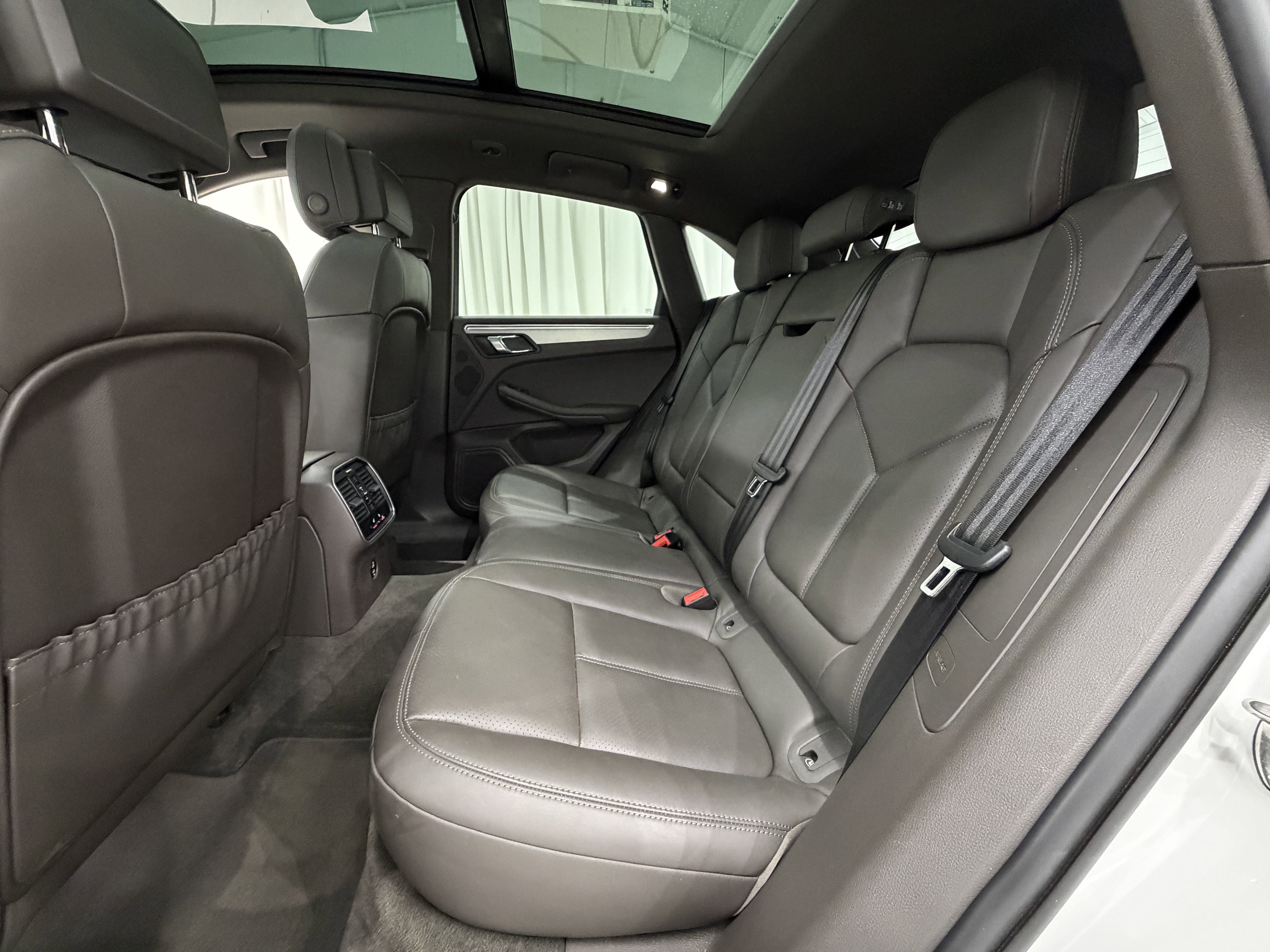 Certified 2023 Porsche Macan image 20