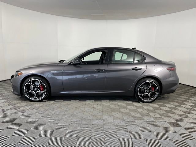 Used 2025 Alfa Romeo Giulia AWD w/ Veloce Package AWD image 4