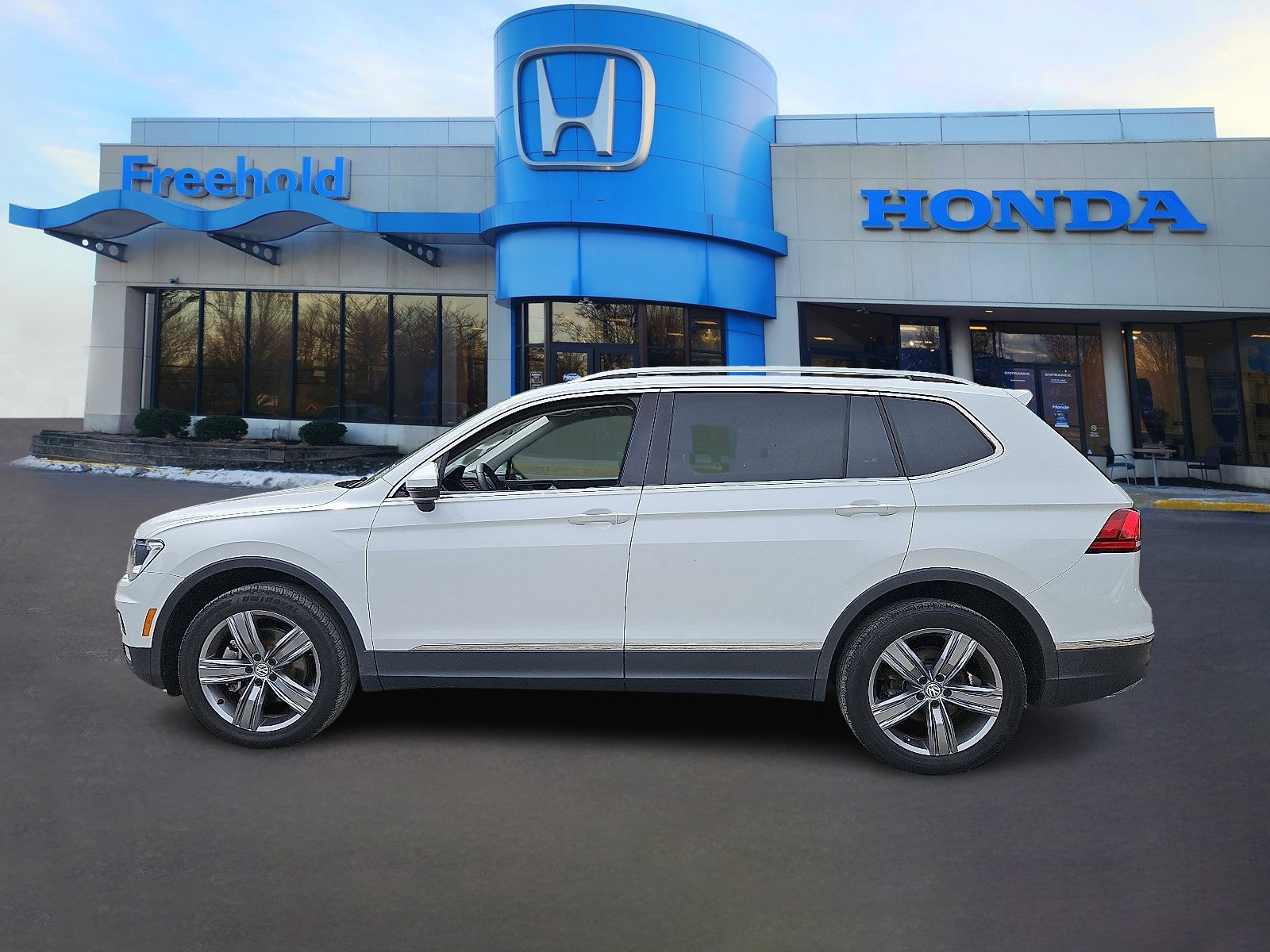 Used 2021 Volkswagen Tiguan SEL w/ 3rd Row Seat Package image 4