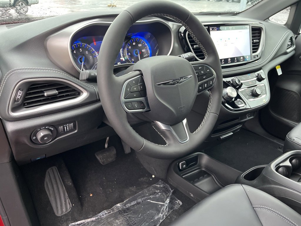 New 2026 Chrysler Pacifica Select image 4