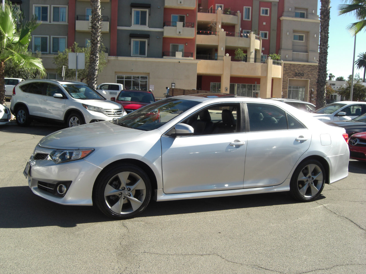 Used 2013 Toyota Camry SE w/ Leather Pkg image 2